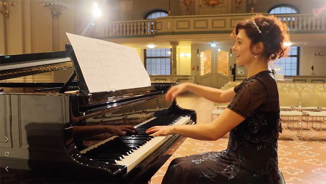 In diesem Video erleben Sie eine beeindruckende Performance der Pianistin Yuliya Drogalova, die Chopins Werk Berceuse an einem historischen Flügel in der Französischen Friedrichstadtkirche am Berliner Gendarmenmarkt spielt.
