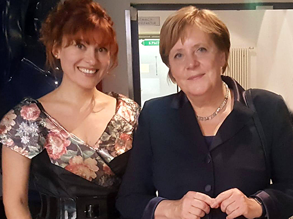 Pianistin Yuliya Drogalova und Angela Merkel, ehemalige Bundeskanzlerin der Bundesrepublik Deutschland, stehen nebeneinander
